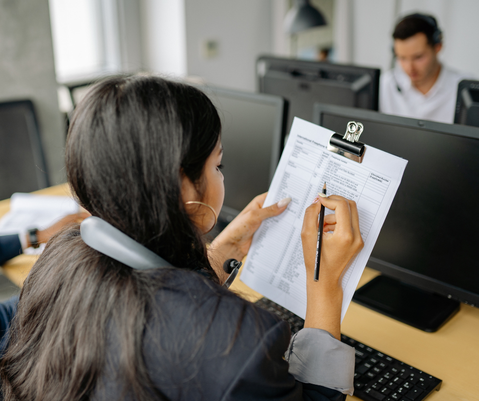 Medewerker met checklist